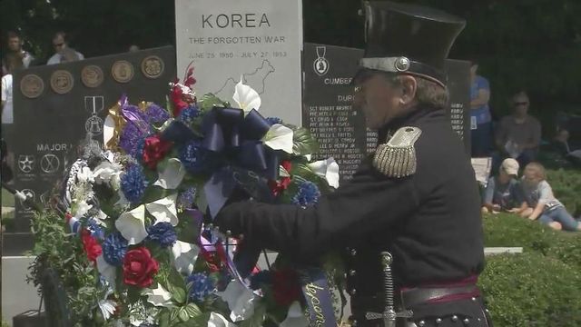 Hundreds gather in Fayetteville to honor vets