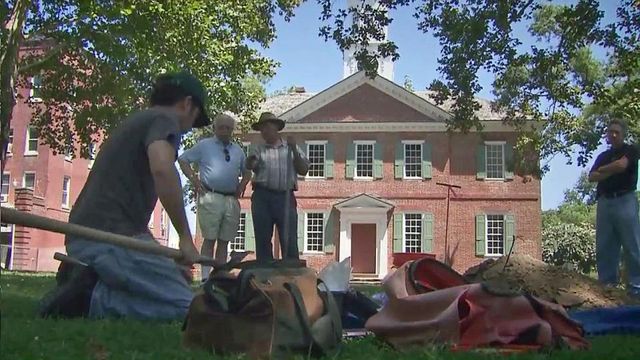 Archaeologists dig for old Edenton courthouse