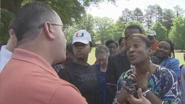 Father confronts crowd about daughter's controversial Instagram photo