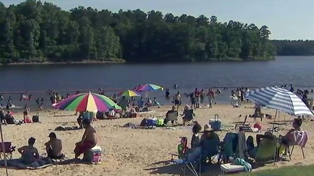 Crowds force rangers to cut access to Falls Lake beaches