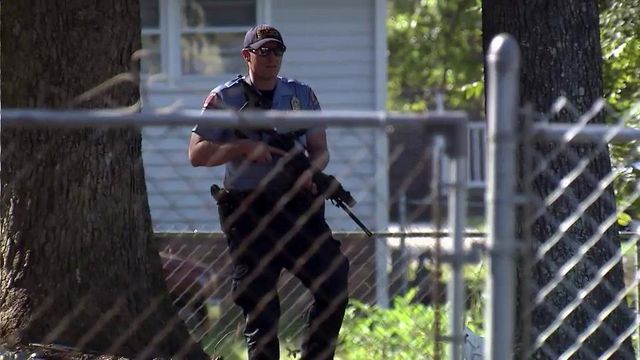 Police ran through back yards to capture suspected car thieves