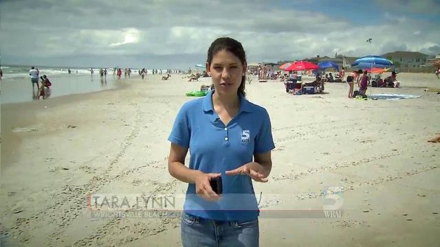 Vacationers enjoy Memorial Day at Wrightsville Beach despite rough waters