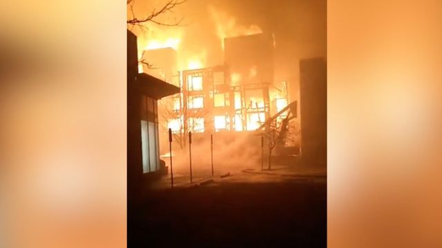Dramatic video of apartment building on fire collapsing 