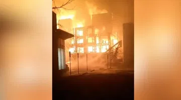 Dramatic video of apartment building on fire collapsing 