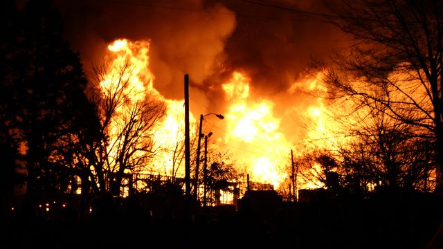 911 words and pictures: Flames engulf Raleigh block