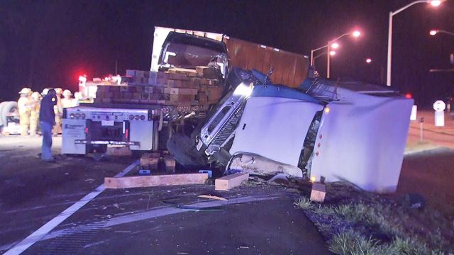 I-95 south closed after multiple tractor-trailers crash