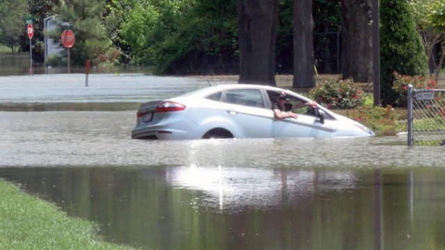 RAW: Man pulled from car as Neuse River waters rise
