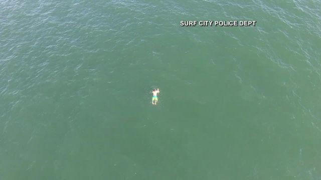 Raw: Man swims away during Surf City police chase 