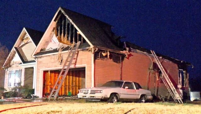 Family escapes house fire in Willow Springs
