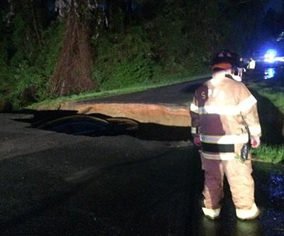 Car falls into sinkhole in Southern Pines 