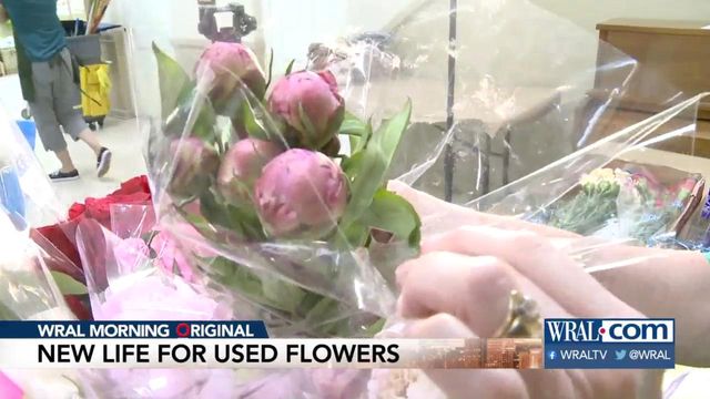 Volunteers give expired flowers new life