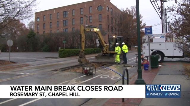 Water man leak closes road in Chapel Hill