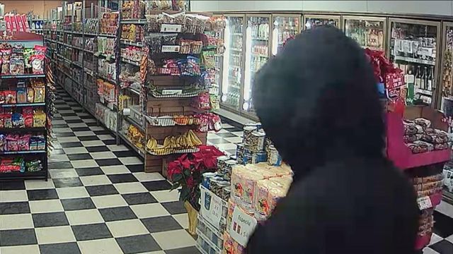 Raw: Suspects rob Cary convenience store