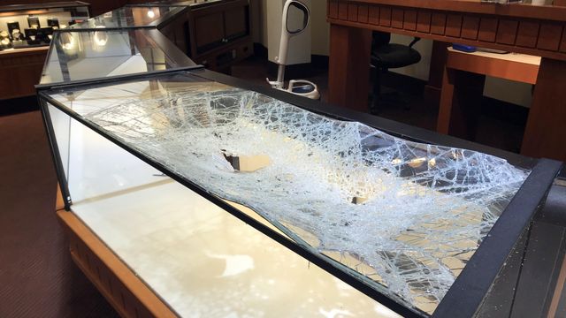 Robbers hit jewelry store right after Raleigh mall opened