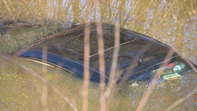 Raw: Sports car pulled from Durham County creek
