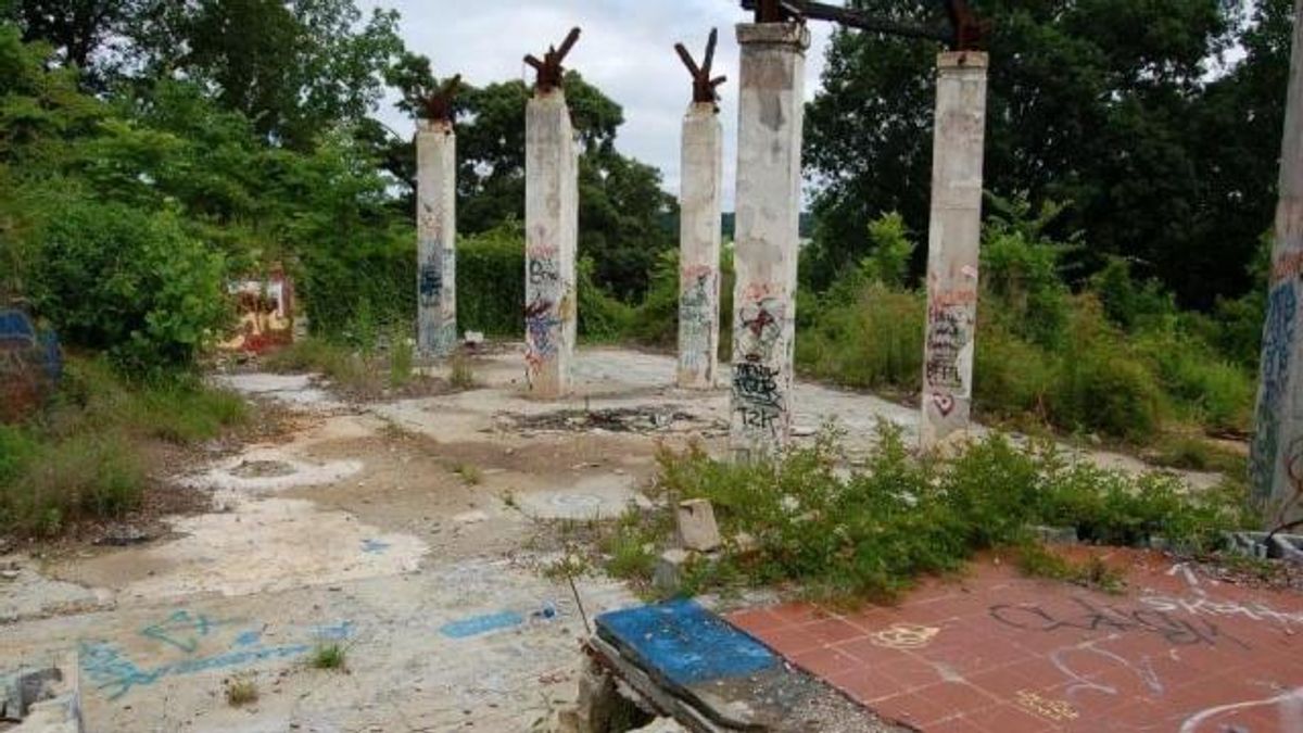 The remains of Kidd Brewer's house and Crossroads restaurant. Photo courtesy of Beth Nackashi