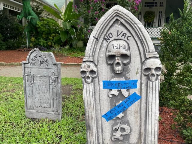 'No vax' tombstone on Oakwood Avenue