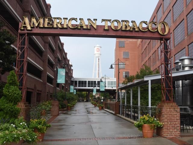 联邦应急管理局在达勒姆的美国烟草校园设立了工作中心，以帮助海伦的受害者