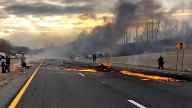 Pilot killed when plane crashes into tractor trailer on I-85 in Davidson County