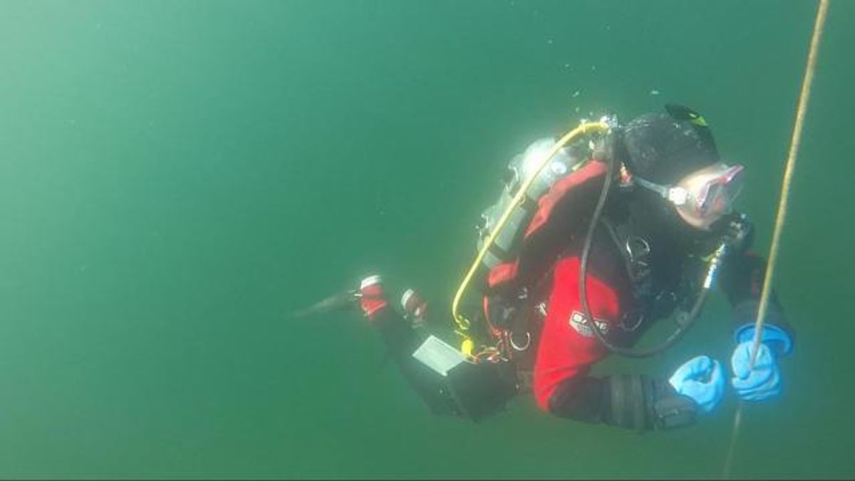 Fantasy Lake: Scuba divers delve deep in a rock quarry from 1800s 