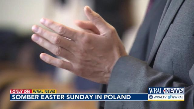 Somber Easter Sunday service held in Poland for Ukrainian refugees 