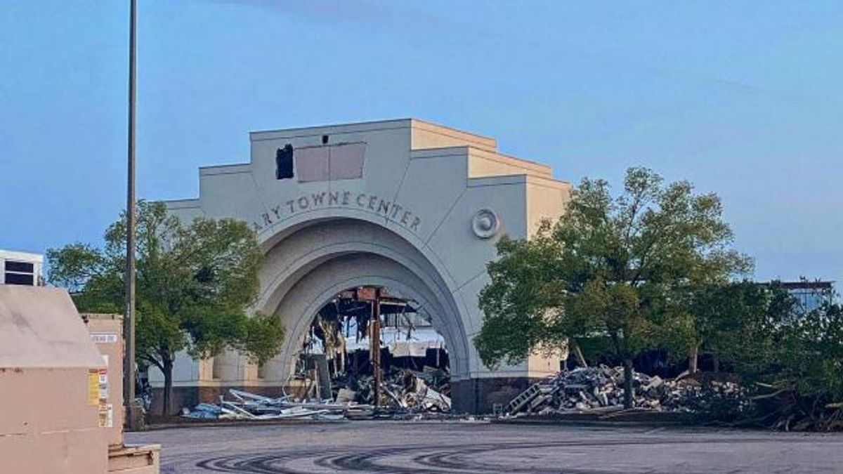 Final pieces of Cary Towne Center come down
