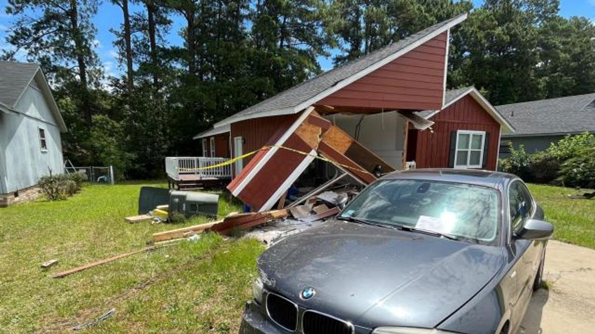 Teenager takes car, crashes into Fayetteville homes 