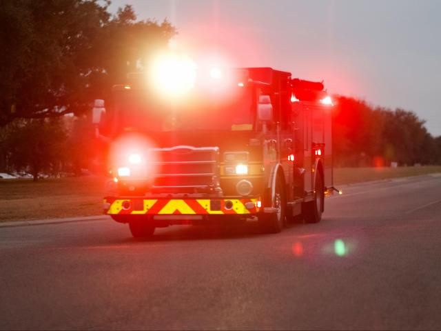 当局称，罗利公寓发生火灾后，一名1岁和一名4岁的孩子被送往医院