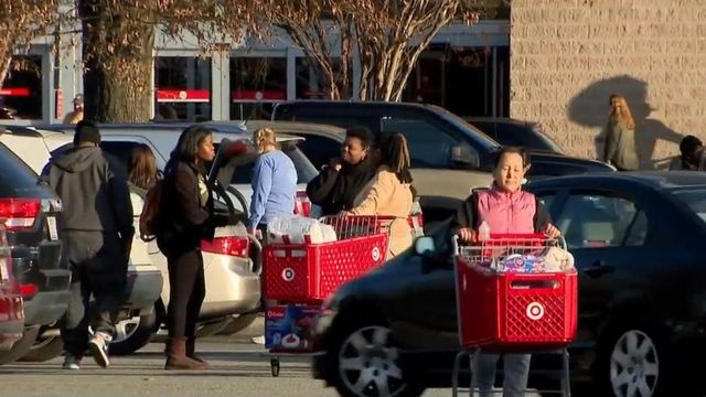 Last-minute shoppers rush to stores on final weekend before Christmas