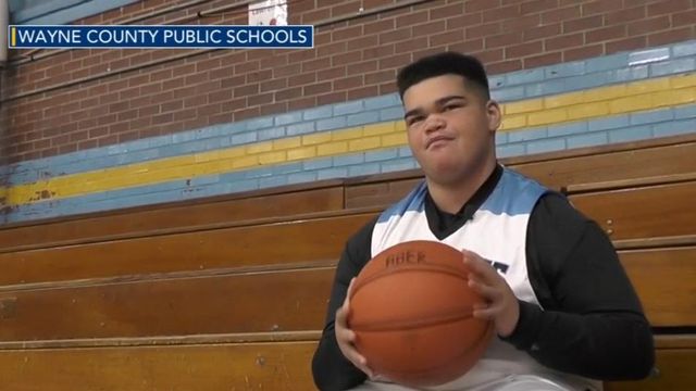 Wayne County basketball manager suits up and scores as dream comes true