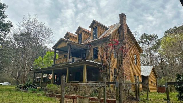 Live walkthrough of vacant 1800s village, general store and home