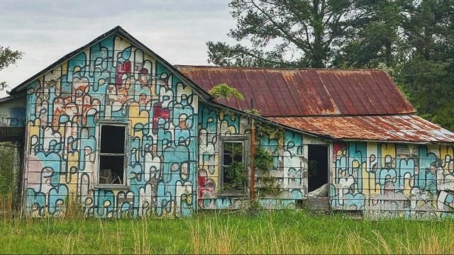 Cameron Barnstormer Murals: Antique tobacco barns in rural NC with murals from decades ago.