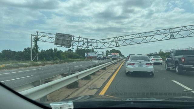 Dump truck hit sign over I-440, briefly stopping traffic in Raleigh