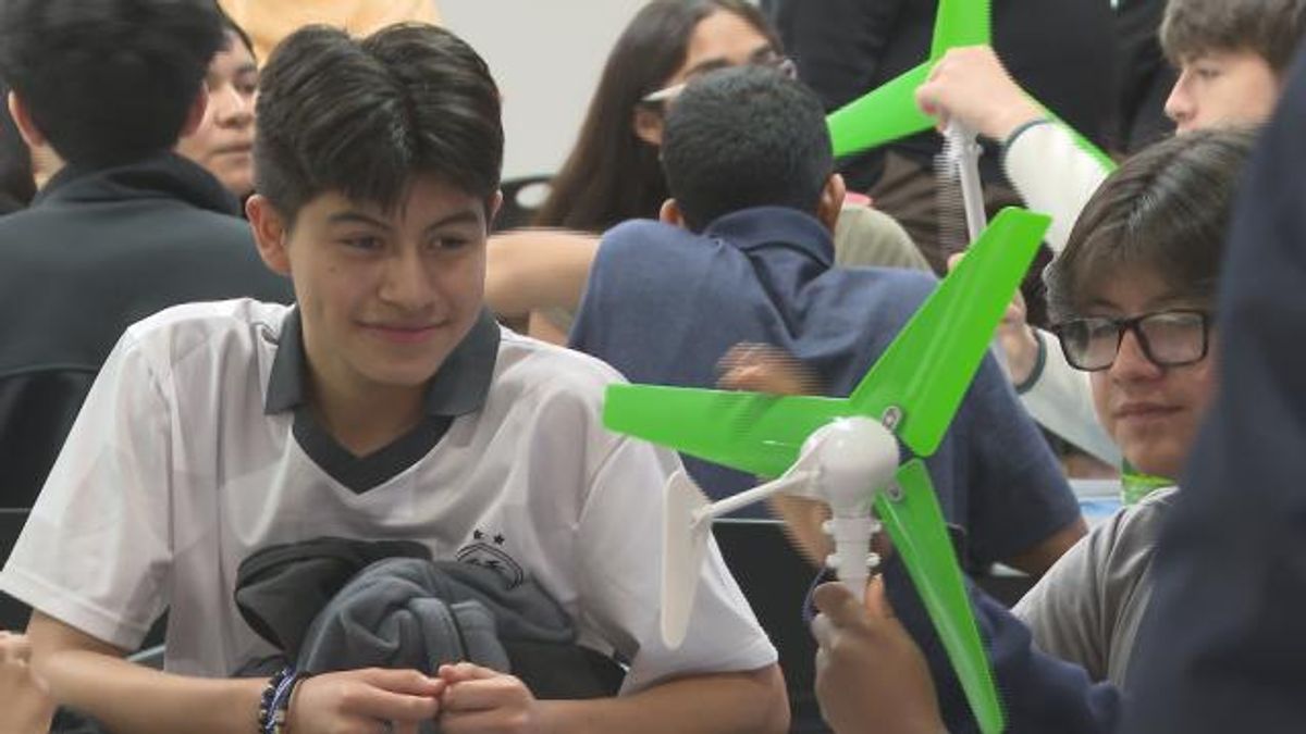 Students build wind turbines