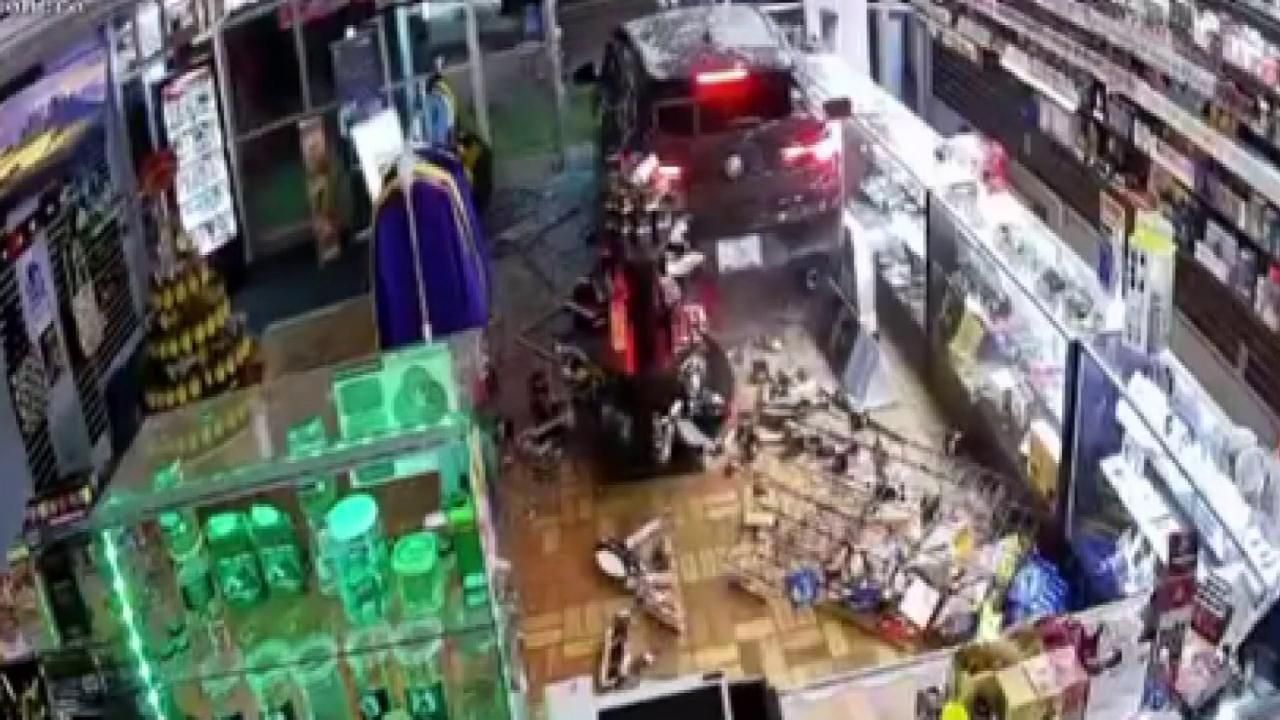 Thief smashes into Raleigh vape shop with stolen car