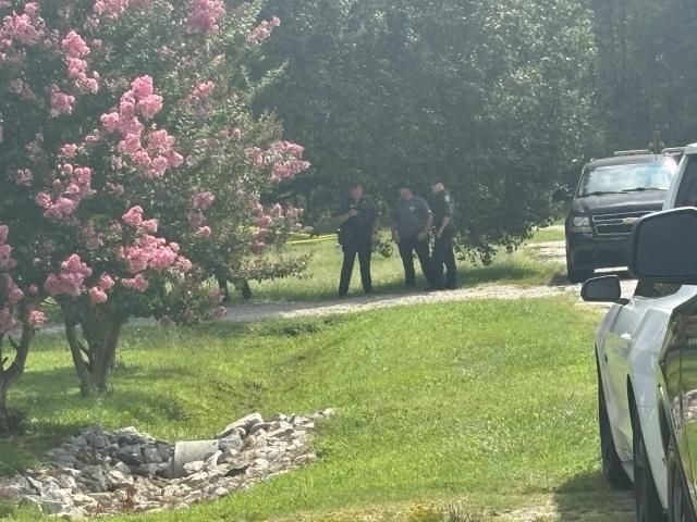 包括6岁儿童在内的4人枪击;母亲死亡，嫌疑人自杀