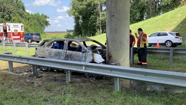 Fatal crash closes lane on I-40 in Sampson County