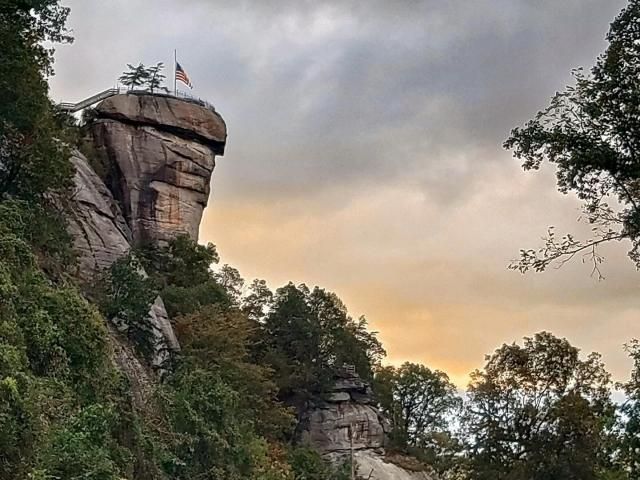 希望的象征：北卡西部面临难以想象的挑战，美国国旗在烟囱岩升起