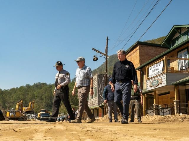 州长库珀访问了烟囱岩和路尔湖，承诺海伦飓风后的长期恢复工作