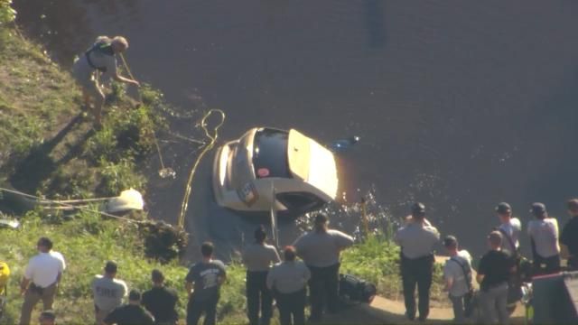 77岁的女子在桑普森县421号国道撞车事故中死亡，车辆被发现淹没在小溪里