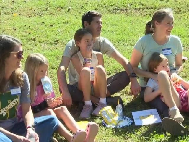 在飓风“海伦”的影响下，流离失所的家庭在教堂山找到了社区支持