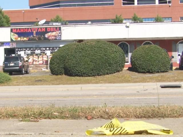 17岁少年在乡村大道的费耶特维尔餐厅中三枪后被拘留