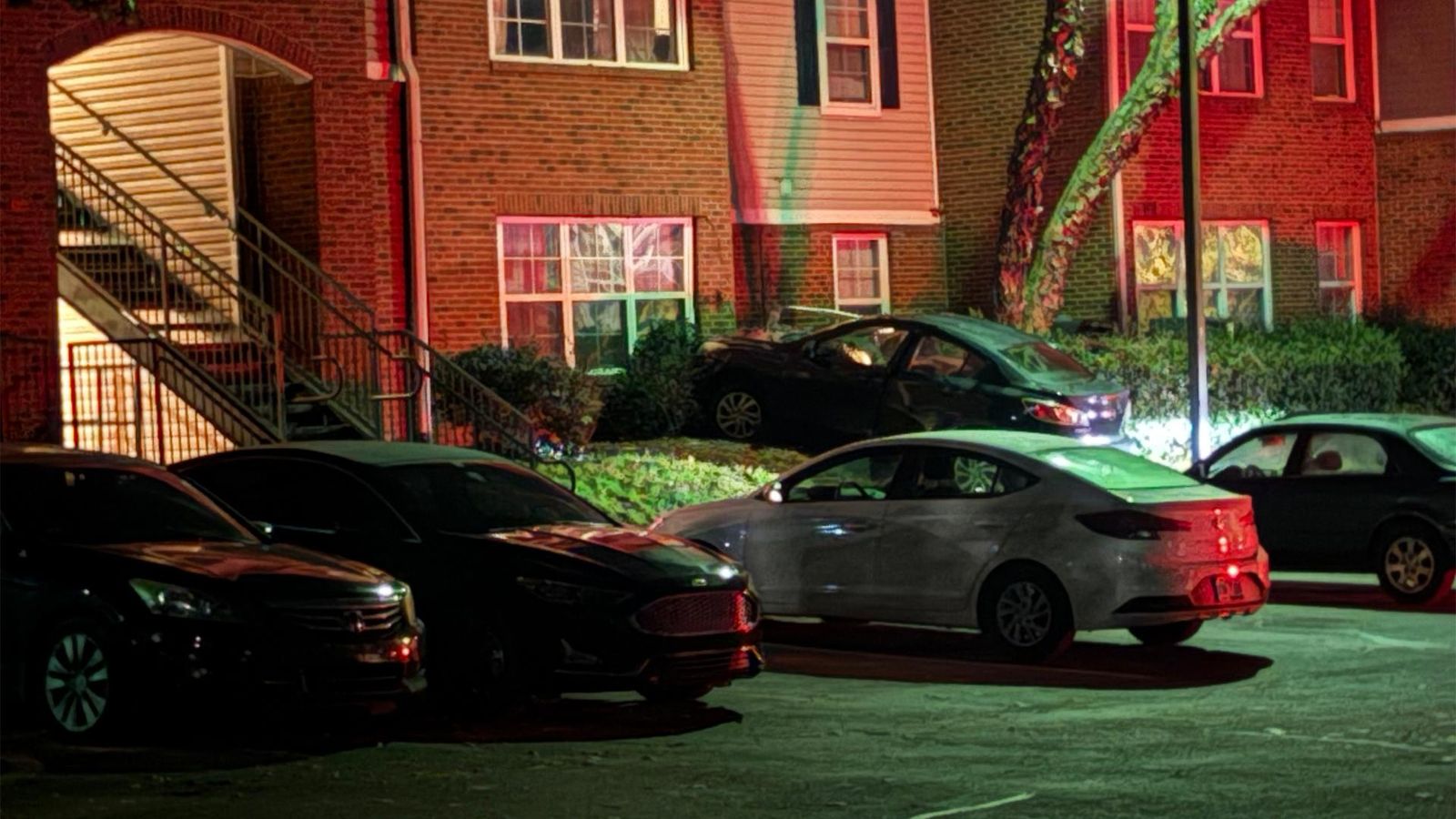 Driver runs away after crashing car into Raleigh apartment building