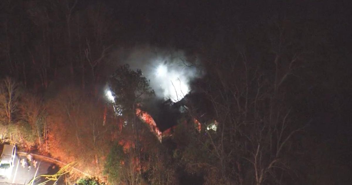 Fire burns at abandoned Durham house along I-85