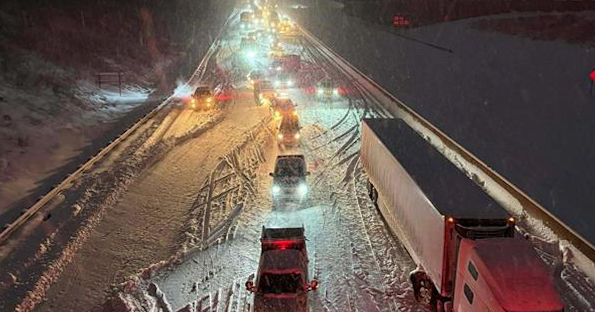 100 vehicles stranded: Dozens of tractor-trailers, cars trapped on I-85 in Kannapolis
