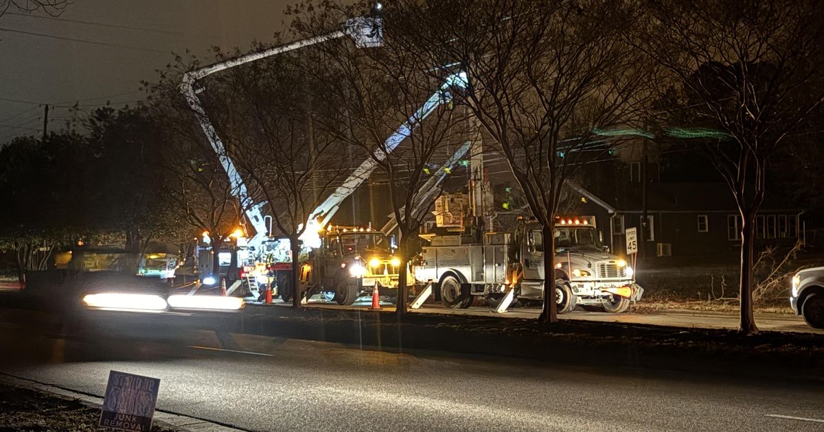 Car crashes into power pole on Tryon Road, leaving customers without electricity