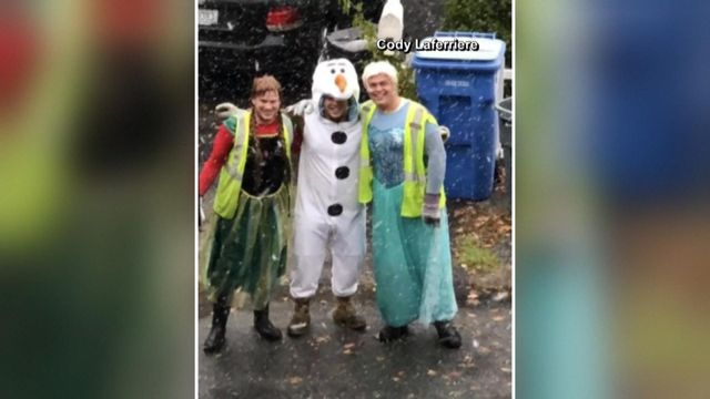 Anna, Elsa, Olaf collect garbage in costume, to kiddoes delight