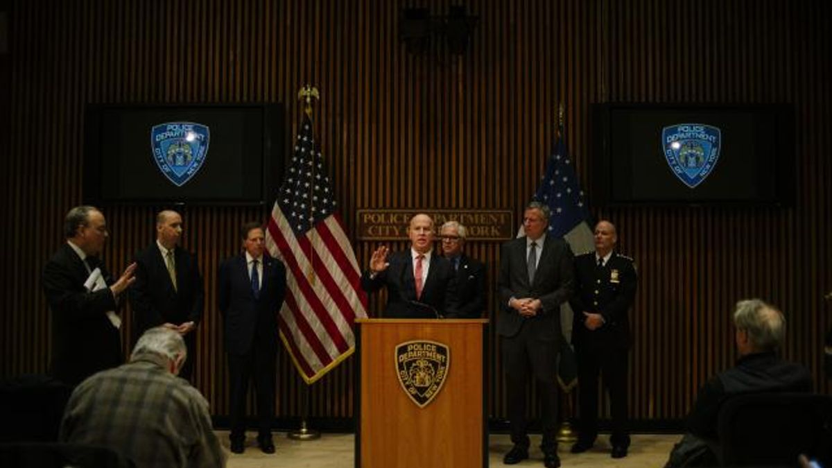 Before Arrests in Bomb-Making Case, a Fascination With Conspiracies