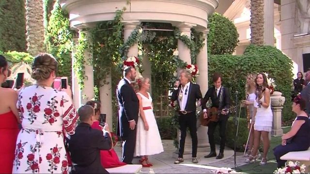 British couple married in Vegas surprised when Rod Stewart sings at wedding
