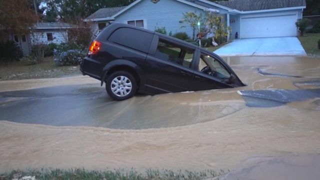 Couple rescued from van in sinkhole in Florida